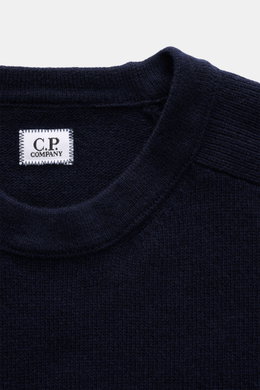 C.P. Company Rundhalspullover navy, Detailaufnahme von oben, mittelfeines Strickbild, weicher Griff, Rundhalsausschnitt, Label innen sichtbar.