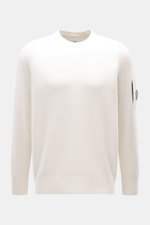 C.P. Company Rundhalspullover offwhite, mittelfein gestrickt, mit Rundhalsausschnitt, Raglanärmeln, Ärmel-Tasche mit Zipper, Linsen-Detail, Frontansicht.