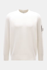 C.P. Company Rundhalspullover offwhite, mittelfein gestrickt, mit Rundhalsausschnitt, Raglanärmeln, Ärmel-Tasche mit Zipper, Linsen-Detail, Frontansicht.