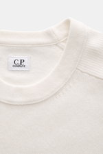 Nahaufnahme des C.P. Company Rundhalspullover offwhite von oben, mittelfeines Strickbild, weicher Griff und Label innen am Rundhalsausschnitt.