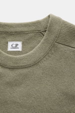 Nahaufnahme des C.P. Company Rundhalspullover graugrün von oben, mittelfeines Strickbild, weicher Griff, Rundhalsausschnitt, Raglanärmel.