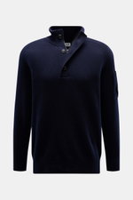C.P. Company Troyer navy aus weicher Schurwolle, Regular Fit, mittelfeines Strickbild, Troyer-Kragen mit Knöpfen, Zipper-Tasche am Oberarm, frontal fotografiert.