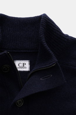 Nahaufnahme des C.P. Company Troyer navy aus weicher Schurwolle, mittelfeines Strickbild, Troyer-Kragen mit Knöpfen, Zipper, von oben fotografiert.