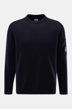 C.P. Company Rundhalspullover navy, frontale Nahaufnahme, leichter Woll-Mix mit Rundhalsausschnitt, Tasche mit Zipper und Linsen-Detail am Ärmel.