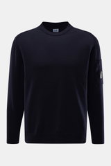 C.P. Company Rundhalspullover navy, frontale Nahaufnahme, leichter Woll-Mix mit Rundhalsausschnitt, Tasche mit Zipper und Linsen-Detail am Ärmel.