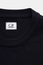 C.P. Company Rundhalspullover navy, Nahaufnahme von innen am Kragen mit gewebtem Label, feiner Woll-Mix, weicher Strick, Rippbündchen.