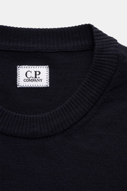 C.P. Company Rundhalspullover navy, Nahaufnahme von innen am Kragen mit gewebtem Label, feiner Woll-Mix, weicher Strick, Rippbündchen.