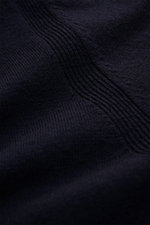 Nahaufnahme des feinen Strickbilds und der weichen Struktur des navyfarbenen C.P. Company Rundhalspullovers aus Woll-Mix, seitlich fotografiert.