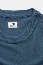 C.P. Company Rundhalspullover graublau, Nahaufnahme von innen, weiches Strickbild, feiner Woll-Mix, gerippter Rundhalsausschnitt mit Label-Logo.