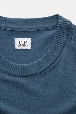 C.P. Company Rundhalspullover graublau, Nahaufnahme von innen, weiches Strickbild, feiner Woll-Mix, gerippter Rundhalsausschnitt mit Label-Logo.