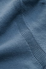 C.P. Company Rundhalspullover graublau, Detailaufnahme des feinen Strickbilds aus Woll-Mix, weicher Griff, Perspektive von nah.