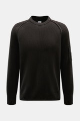 C.P. Company Rundhalspullover schwarz aus Baumwoll-Chenille, Frontansicht mit Rundhalsausschnitt, Raglanärmeln, Zipper-Tasche am Ärmel, weicher Griff.