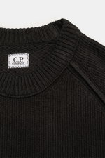 Nahaufnahme des schwarzen C.P. Company Rundhalspullovers aus Baumwoll-Chenille, Fokus auf Rundhalsausschnitt und labeltypisches Linsen-Detail.