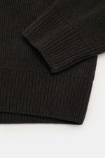 C.P. Company Rundhalspullover schwarz aus Baumwoll-Chenille, Detailaufnahme von Ärmel und Bündchen, weicher Griff, feines Strickbild, Linsen-Detail am Ärmel.