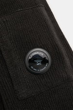 Nahaufnahme des schwarzen C.P. Company Rundhalspullover, perspektivisch auf den Ärmel mit feinem Baumwoll-Chenille-Strick und labeltypischem Linsen-Detail mit Zipper-Tasche.