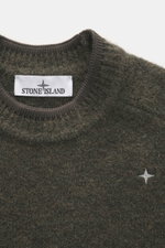 Stone Island Rundhalspullover 'Stellina' dark olive, Detailaufnahme von oben, Mix aus Schurwolle und Microfaser, weicher Griff, Regular Fit, Rundhalsausschnitt, Raglanärmel, dezentes Stellina-Stitching.