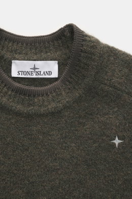 Stone Island Rundhalspullover 'Stellina' dark olive, Detailaufnahme von oben, Mix aus Schurwolle und Microfaser, weicher Griff, Regular Fit, Rundhalsausschnitt, Raglanärmel, dezentes Stellina-Stitching.