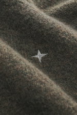 Stone Island Rundhalspullover 'Stellina' dark olive, Nahaufnahme Stoffstruktur und dezentes Stellina-Stitching, Mix aus Schurwolle und Microfaser, weicher Griff.
