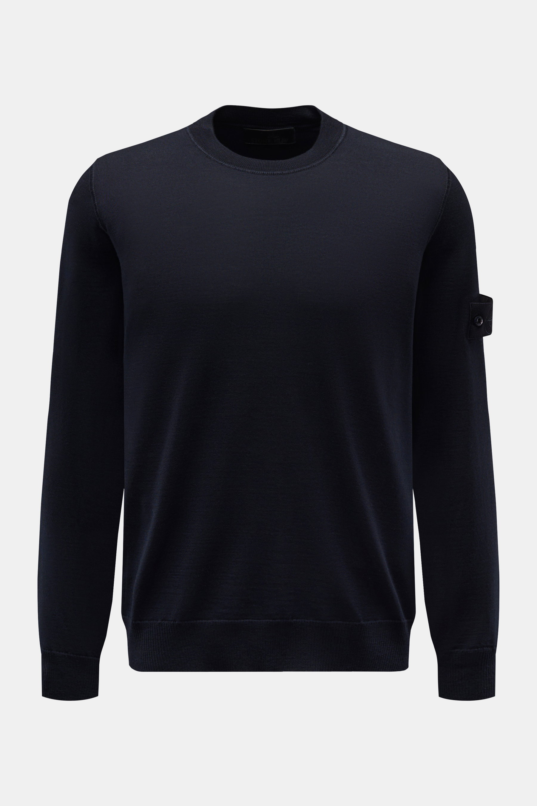 Stone Island Rundhalspullover 'Ghost Piece' navy, frontal fotografiert, Slim Fit, reine Wolle, Rundhalsausschnitt, tonales Kompass-Badge, elastische Rippbündchen.