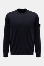 Stone Island Rundhalspullover 'Ghost Piece' navy, frontal fotografiert, Slim Fit, reine Wolle, Rundhalsausschnitt, tonales Kompass-Badge, elastische Rippbündchen.