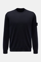 Stone Island Rundhalspullover 'Ghost Piece' navy, frontal fotografiert, Slim Fit, reine Wolle, Rundhalsausschnitt, tonales Kompass-Badge, elastische Rippbündchen.