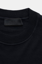 Stone Island Rundhalspullover 'Ghost Piece' navy, Detailaufnahme von oben, reiner Wolle, Slim Fit, Rundhalsausschnitt, elastische Rippbündchen, tonales Badge.
