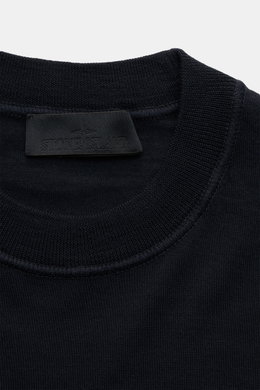 Stone Island Rundhalspullover 'Ghost Piece' navy, Detailaufnahme von oben, reiner Wolle, Slim Fit, Rundhalsausschnitt, elastische Rippbündchen, tonales Badge.