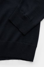 Stone Island Rundhalspullover 'Ghost Piece' navy, Detailfoto von Ärmel und Bündchen, reine Wolle, Slim Fit, tonales Kompass-Badge, weicher Griff.