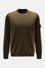 Stone Island Rundhalspullover 'Ghost Piece' dark olive, Slim Fit aus weicher Wolle, fein gestrickt, frontale Nahaufnahme mit Kompass-Badge am Oberarm.