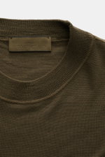Stone Island Rundhalspullover 'Ghost Piece' dark olive, Nahaufnahme von oben, reine Wolle, Slim Fit, feines Strickbild, weicher Griff