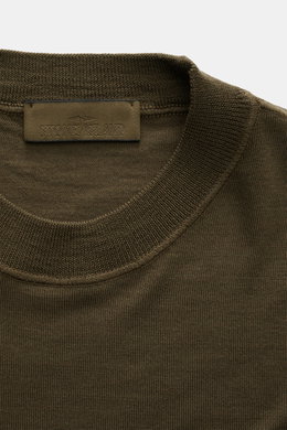 Stone Island Rundhalspullover 'Ghost Piece' dark olive, Nahaufnahme von oben, reine Wolle, Slim Fit, feines Strickbild, weicher Griff