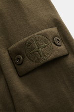 Stone Island Rundhalspullover 'Ghost Piece' dark olive Nahaufnahme des tonalen Kompass-Badges am Oberarm aus weichem, feinem Wollstrick.