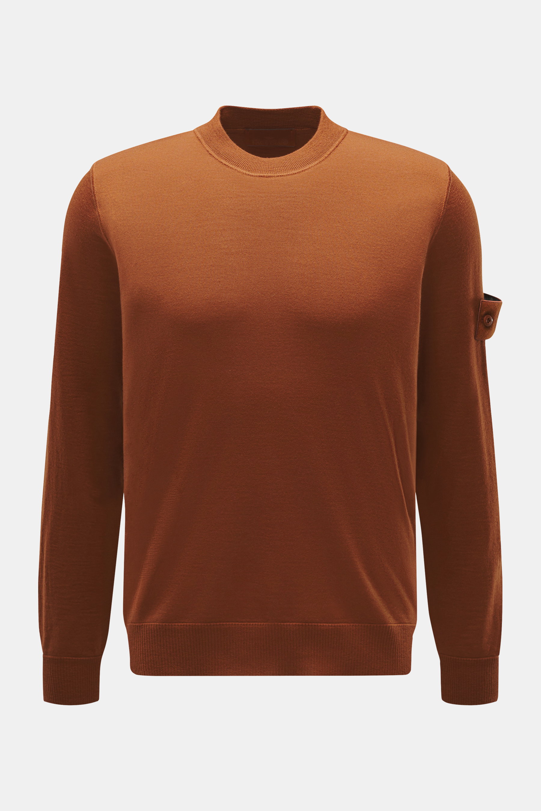Stone Island Rundhalspullover 'Ghost Piece' rostbraun, Slim Fit, aus reiner Wolle, mit Rundhalsausschnitt und tonalem Kompass-Badge, frontal fotografiert.
