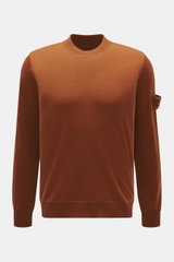 Stone Island Rundhalspullover 'Ghost Piece' rostbraun, Slim Fit, aus reiner Wolle, mit Rundhalsausschnitt und tonalem Kompass-Badge, frontal fotografiert.