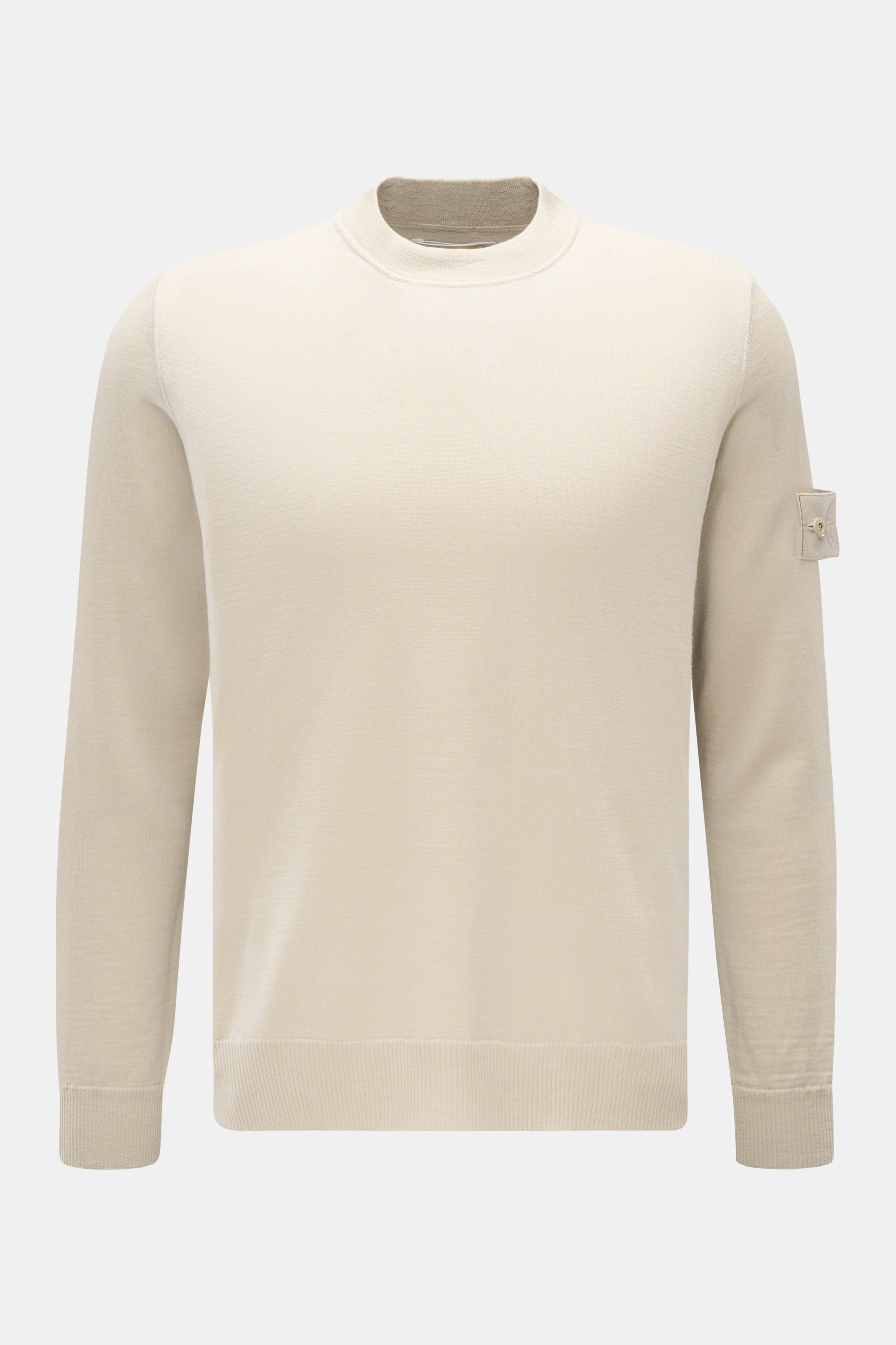 Frontal fotografierter Stone Island Rundhalspullover 'Ghost Piece' beige aus feiner Wolle mit tonalem Kompass-Badge, Rundhalsausschnitt, Regular Fit, weicher Griff und komfortable Rippbündchen.