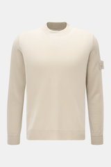 Frontal fotografierter Stone Island Rundhalspullover 'Ghost Piece' beige aus feiner Wolle mit tonalem Kompass-Badge, Rundhalsausschnitt, Regular Fit, weicher Griff und komfortable Rippbündchen.