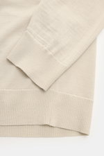Stone Island Rundhalspullover 'Ghost Piece' beige Detailfoto von Ärmel mit Rippbündchen aus reiner Wolle, feines Strickbild, Regular Fit, tonales Kompass-Badge.