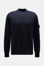 Stone Island Rundhalspullover 'Ghost Piece' navy, frontal fotografiert, Regular Fit, Baumwoll-Cashmere-Mix, weiches Strickbild, Rundhalsausschnitt, tonales Kompass-Badge, Rippbündchen.