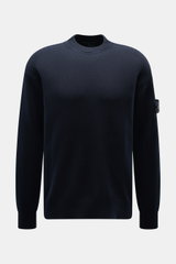 Stone Island Rundhalspullover 'Ghost Piece' navy, frontal fotografiert, Regular Fit, Baumwoll-Cashmere-Mix, weiches Strickbild, Rundhalsausschnitt, tonales Kompass-Badge, Rippbündchen.
