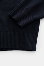 Stone Island Rundhalspullover 'Ghost Piece' navy, Detailaufnahme von Ärmel und Bündchen, Baumwoll-Cashmere-Mix, weicher Griff, mittelfeines Strickbild, Regular Fit, Rundhalsausschnitt, tonales Kompass-Badge, komfortable Rippbündchen.