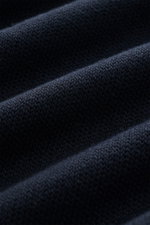 Nahaufnahme des Strickmusters des Stone Island Rundhalspullover 'Ghost Piece' navy aus Baumwoll-Cashmere-Mix mit weichem Griff.