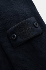 Stone Island Rundhalspullover 'Ghost Piece' navy aus Baumwoll-Cashmere-Mix in Nahaufnahme von tonalem Kompass-Badge mit weichem Griff.