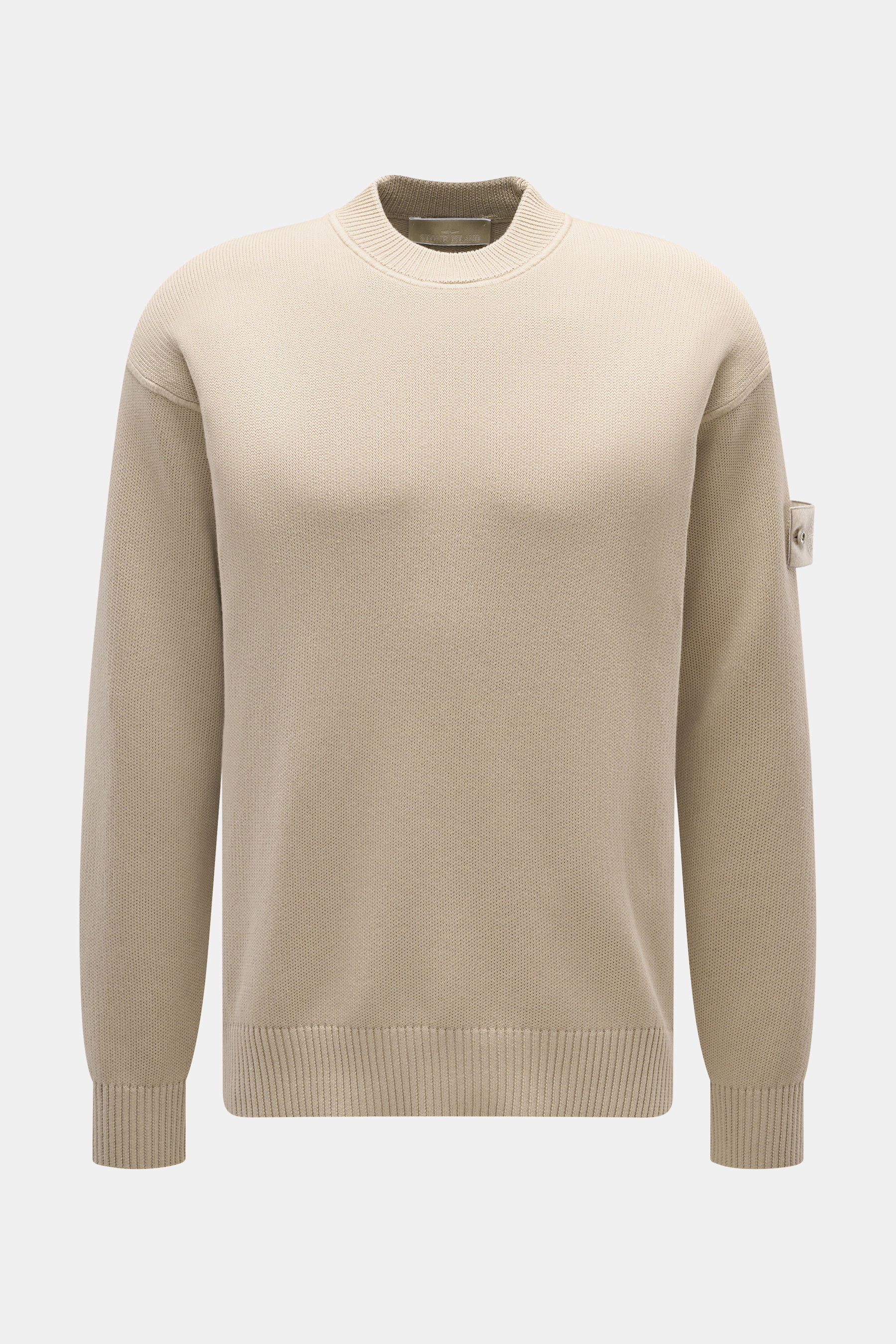 Stone Island Rundhalspullover 'Ghost Piece' sand, frontale Nahaufnahme, Baumwoll-Cashmere-Mix, Regular Fit, feines Strickbild, Rundhalsausschnitt, tonales Kompass-Badge, Rippbündchen.