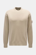Stone Island Rundhalspullover 'Ghost Piece' sand, frontale Nahaufnahme, Baumwoll-Cashmere-Mix, Regular Fit, feines Strickbild, Rundhalsausschnitt, tonales Kompass-Badge, Rippbündchen.