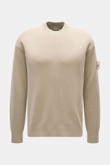 Stone Island Rundhalspullover 'Ghost Piece' sand, frontale Nahaufnahme, Baumwoll-Cashmere-Mix, Regular Fit, feines Strickbild, Rundhalsausschnitt, tonales Kompass-Badge, Rippbündchen.