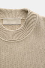 Nahaufnahme des Stone Island Rundhalspullover 'Ghost Piece' sand, Baumwoll-Cashmere-Mix, mittelfeines Strickbild, Rundhalsausschnitt, Regular Fit.