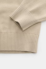 Stone Island Rundhalspullover 'Ghost Piece' sand, Detailaufnahme von Ärmel und Bund, Baumwoll-Cashmere-Mix, weicher Griff, Regular Fit, tonales Kompass-Badge.