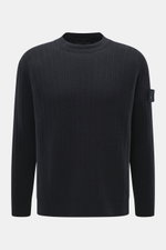 Stone Island Rundhalspullover 'Ghost Piece' navy, frontal fotografiert, Slim Fit, Mix aus Schurwolle und Cashmere, weicher Griff, mittelfeines Strickbild, Rundhalsausschnitt, tonales Kompass-Badge am Oberarm, elastische Rippbündchen.