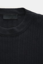 Stone Island Rundhalspullover 'Ghost Piece' navy, Nahaufnahme von oben, Mix aus Schurwolle und Cashmere, weicher Griff, mittelfeines Strickbild, Slim Fit, Rundhalsausschnitt, tonales Kompass-Badge am Oberarm, elastische Rippbündchen.