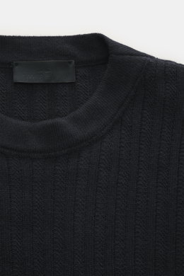 Stone Island Rundhalspullover 'Ghost Piece' navy, Nahaufnahme von oben, Mix aus Schurwolle und Cashmere, weicher Griff, mittelfeines Strickbild, Slim Fit, Rundhalsausschnitt, tonales Kompass-Badge am Oberarm, elastische Rippbündchen.